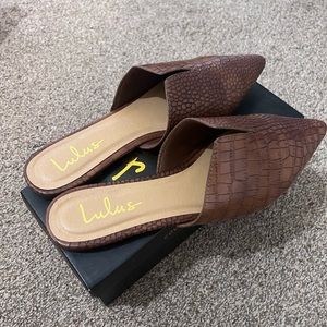 Jaelyn Brown Crocodile Embossed Pointed-Toe Slides🐊